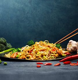 Wok med strimlad kycklingfilé, vitlök och chili