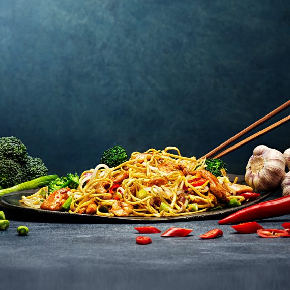 Wok med strimlad kycklingfilé, vitlök och chili