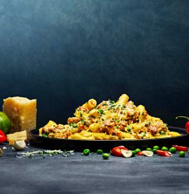 Krämig pasta med strimlad kycklingfilé, vitlök och chili