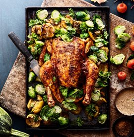 Helrostad cajunkyckling med krossad potatis och gräddsås