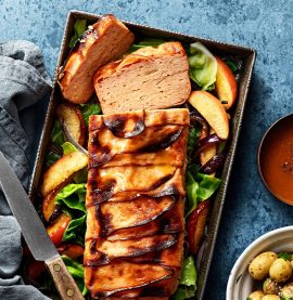 Baconlindad kycklingfärslimpa med gräddsås