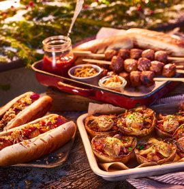 KYCKLINGFÄRSKNYTEN och grillade köttbullar med bröd - Kronfågel