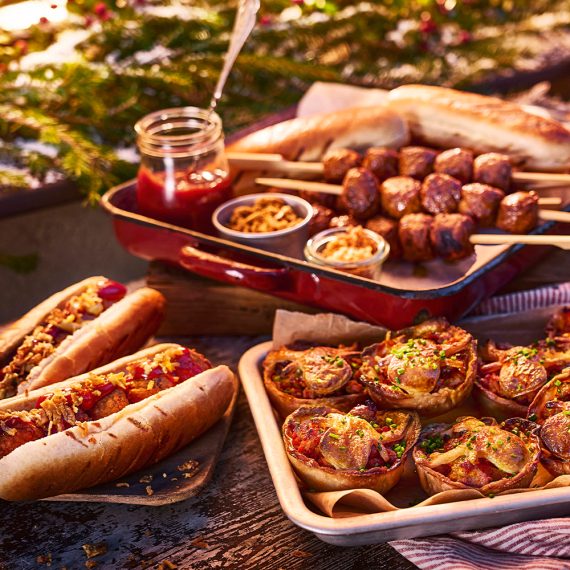 KYCKLINGFÄRSKNYTEN och grillade köttbullar med bröd - Kronfågel