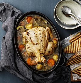 Enkel bondsoppa med hel kyckling