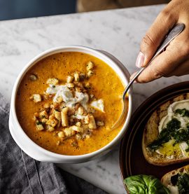 Capresesoppa med stekt kyckling, grillad macka med färskost