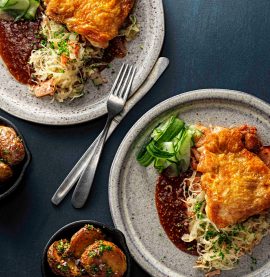 Klubbfilé med surkål, kycklingbacon och senapssås