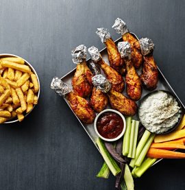 BBQ DRUMSTICKS med ädelostdipp och grönsaksstavar – Kronfågel