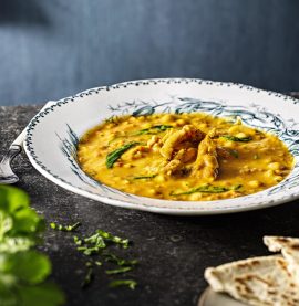 Indisk soppa med kycklinglårfilé och naanbröd