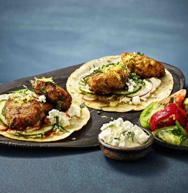Grekiska kycklingfärsbiffar med fetaost & citronyoghurt