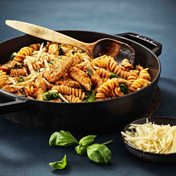PASTA ARRABBIATA med minutstrimlor av kycklingfilé - Kronfågel
