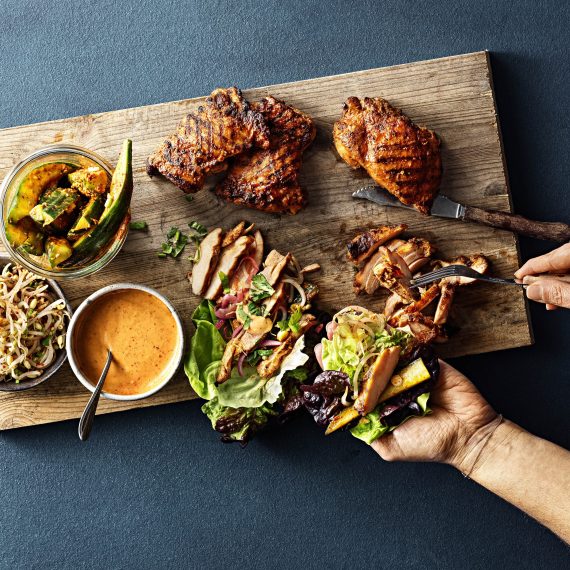KOREANSK BBQ KYCKLINGLÅRFILÉ med gurkkimchi och chilidressing