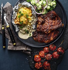 BBQ KYCKLINGSTEAK TRYFFEL MED potatisgratäng och grillade tomater – Kronfågel
