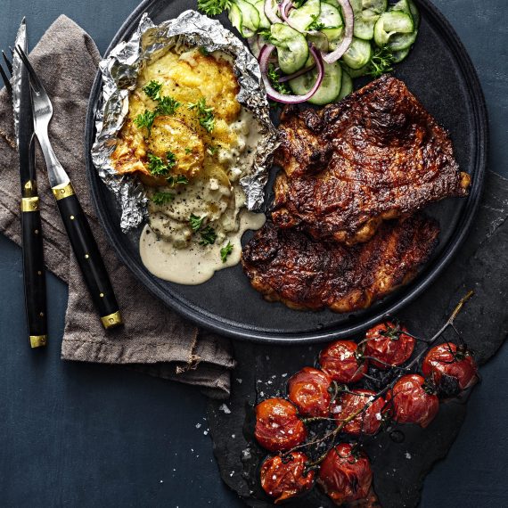 BBQ KYCKLINGSTEAK TRYFFEL MED potatisgratäng och grillade tomater – Kronfågel