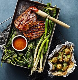 GRILLAD MINUTFILÉ med grillat potatispaket och romescosås – Kronfågel