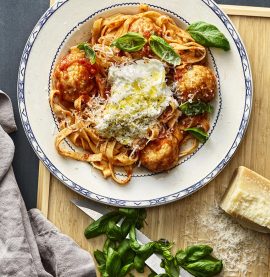 Kycklingfrikadeller i tomatsås