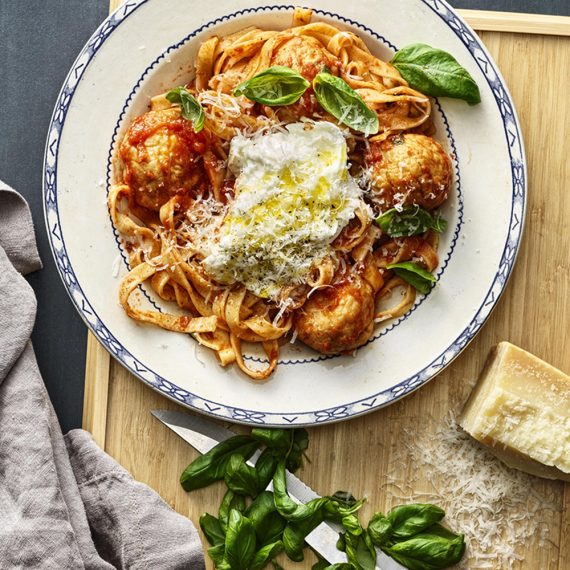 Kycklingfrikadeller i tomatsås