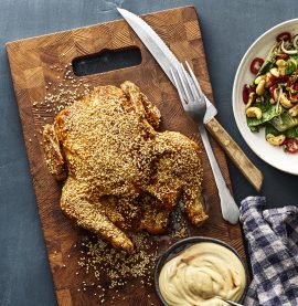 ROSTAD GÅRDSKYCKLING med sesamfrön och sallad på pak choi