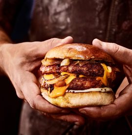 Saftig kycklingburgare med dubbel ost och stekt lök