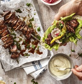 Grillade kycklingleverspett i pitabröd med vitlöksmajonnäs och feferoni