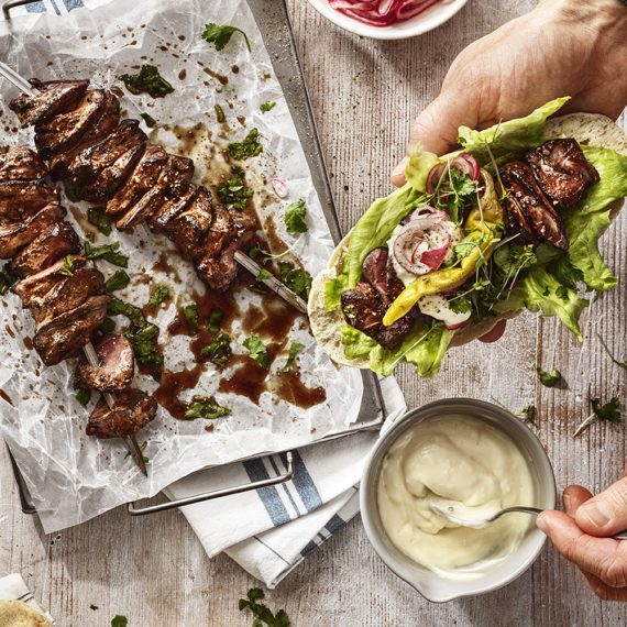 Grillade kycklingleverspett i pitabröd med vitlöksmajonnäs och feferoni
