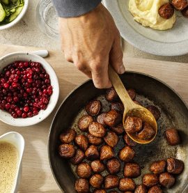 KYCKLINGKÖTTBULLAR MED potatismos, rårörda lingon och skummig gräddsås