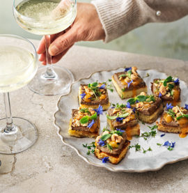 Festlig kyckling - Kycklinglevermousse med brioche, aprikos och hasselnötter