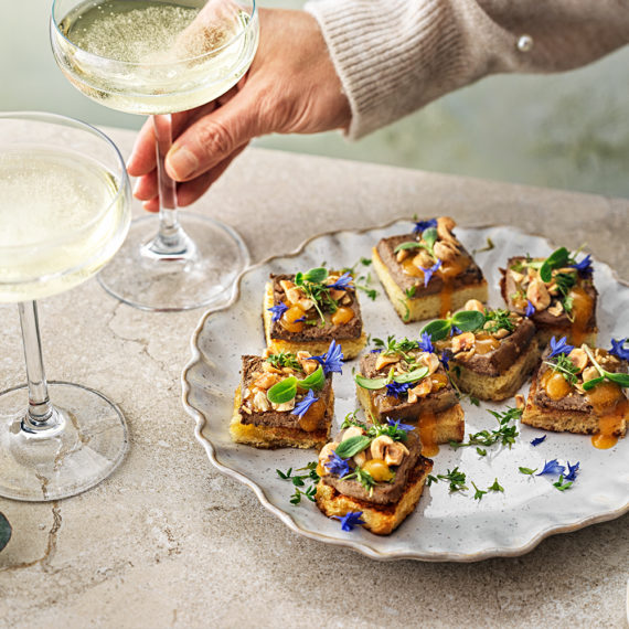 Festlig kyckling - Kycklinglevermousse med brioche, aprikos och hasselnötter