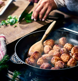 KYCKLINGKÖTTBULLAR MED KRYDDPEPPAR av Markiz Tainton