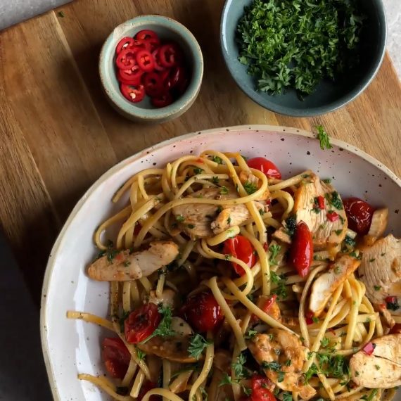 Kycklingpasta med tomat och chili