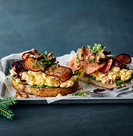 STEKT LEVAINBRÖD med äggröra och kycklingbacon - Kronfågel