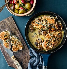 Ugnsbakad kycklingfilé med hasselnötter, salvia och citron