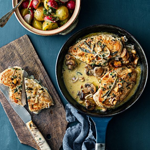 Ugnsbakad kycklingfilé med hasselnötter, salvia och citron