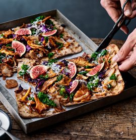 TUNNBRÖDSPIZZA med kycklingkebab, svamp och fikon
