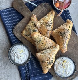 Enkla, läckra kycklingpiroger med fräsch yoghurtsås.