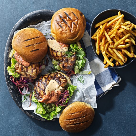 KYCKLINGHAMBURGARE MED BBQ LÅRFILÉ BLACK GARLIC och kryddig kål – Kronfågel
