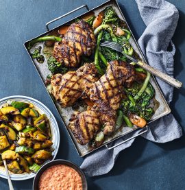 BBQ LÅRFILÉ BLACK GARLIC med smashed gurka och bladgrönsaker – Kronfågel