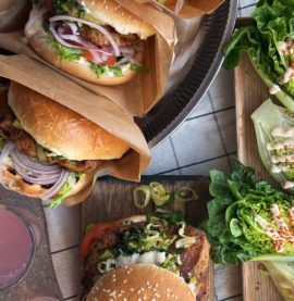 KYCKLINGBURGARE ”KEBAB” på kycklingfärs med goda tillbehör – Kronfågel (Video)