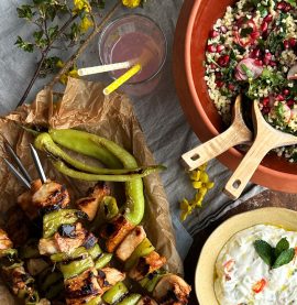 Grillade kycklingspett, örtsallad och yoghurtdressing