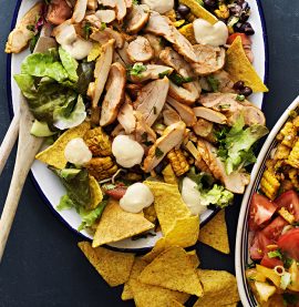 KYCKLINGSALLAD med svarta bönor, nachos och chipotledressing